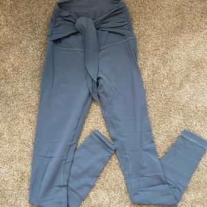 LULULEMON BLUE TIE LEGGINGS! Size 2